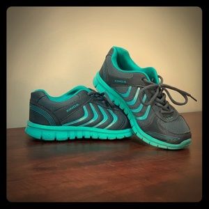 NWOT XINDA size 7 sneakers